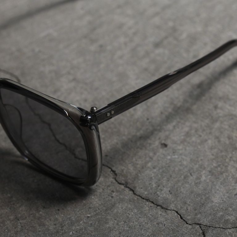 レンズ : LIGHT GREY