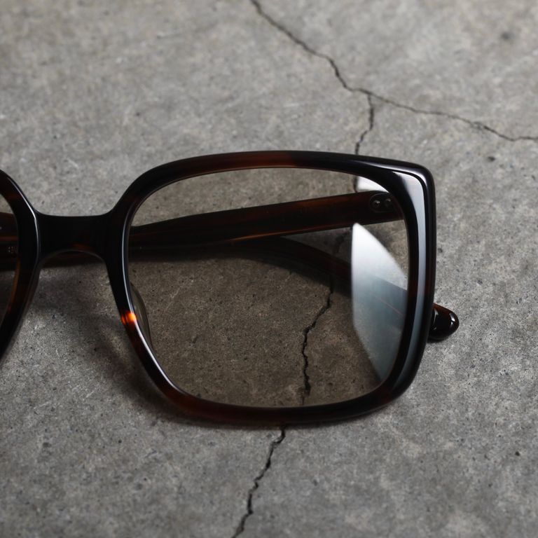 レンズ : LIGHT BROWN
