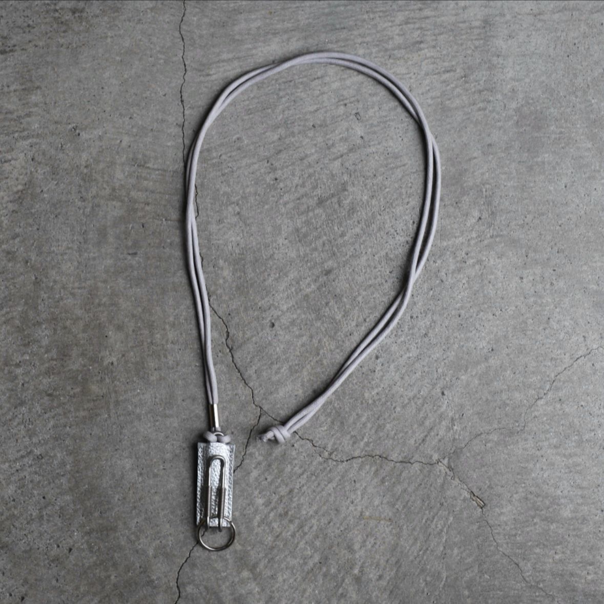 【残り一点】Spring Clip Neck Holder(CLIX_PEBBLE GRAIN)