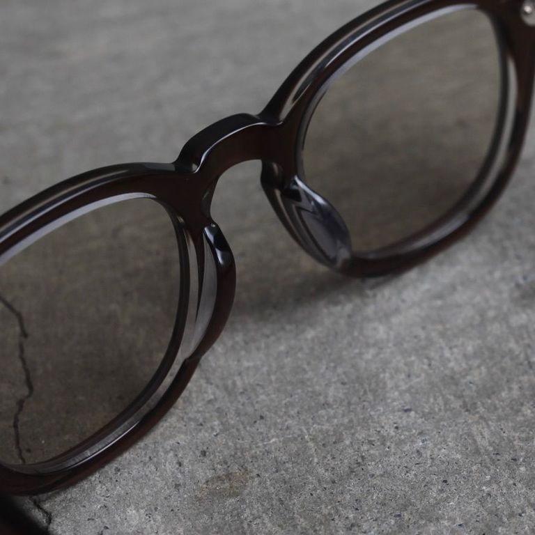 レンズ : LIGHT BROWN
