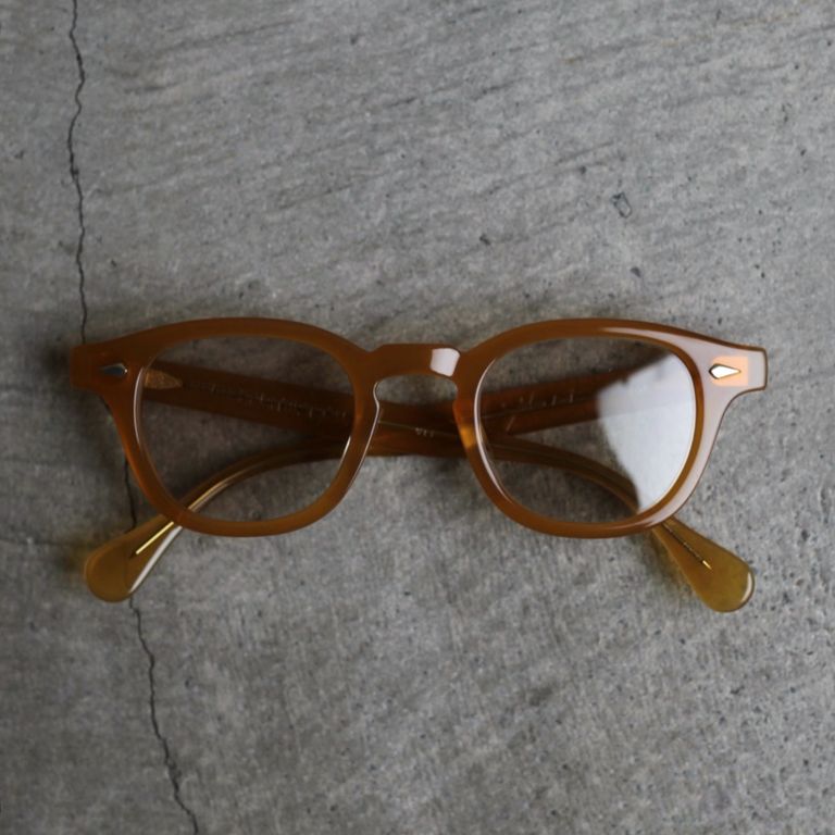 レンズ：LIGHT BROWN