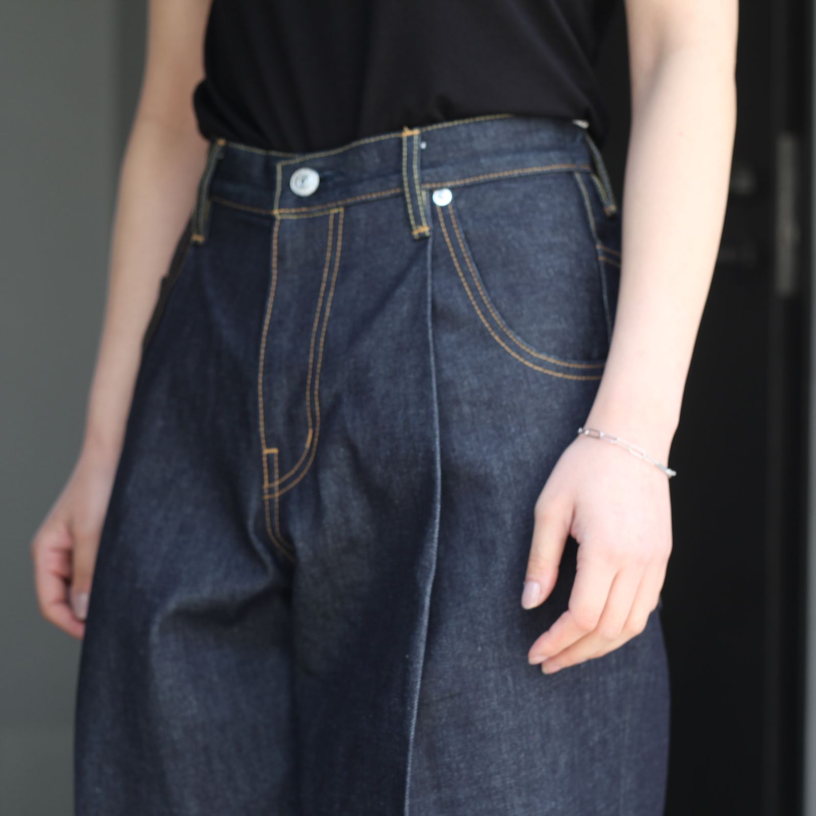 小さく畳んで発送致します新品未使用　NEONSIGN  wide denim slacks サイズ46