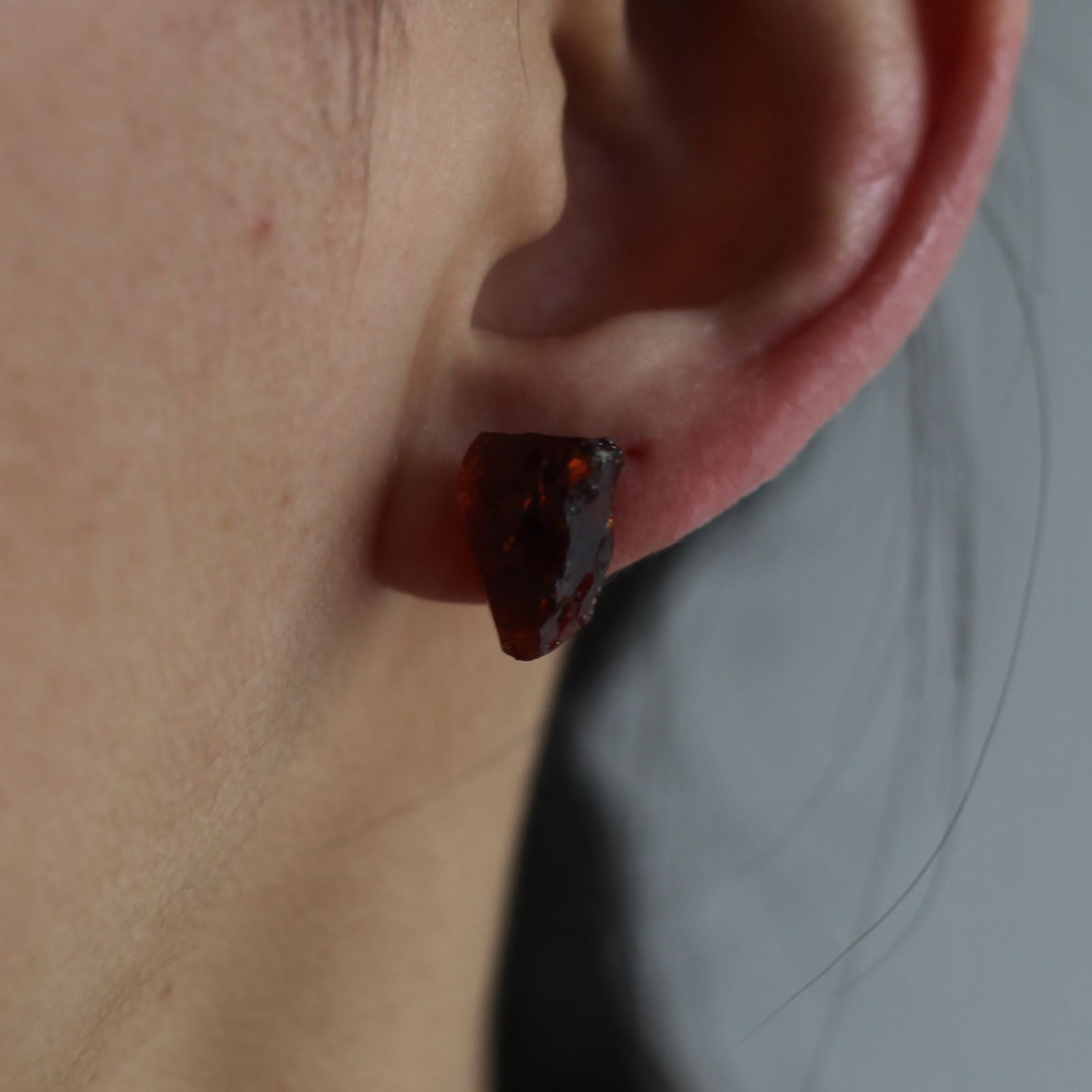 PREEK - 【残り一点】Rough Stone Garnet Earrings(両耳用） | ACRMTSM