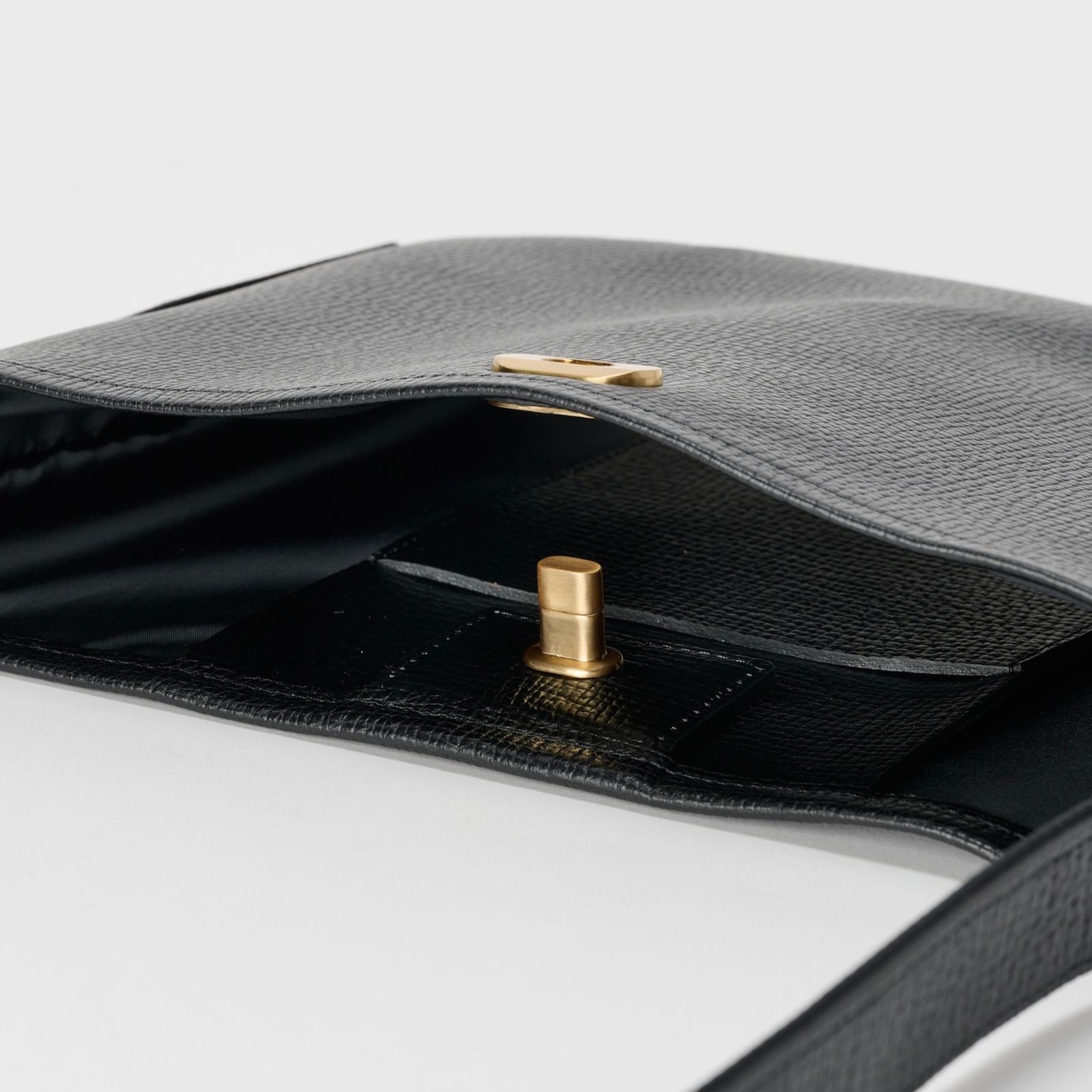 【残り一点】Twist Buckle Bag_L(BLACK)