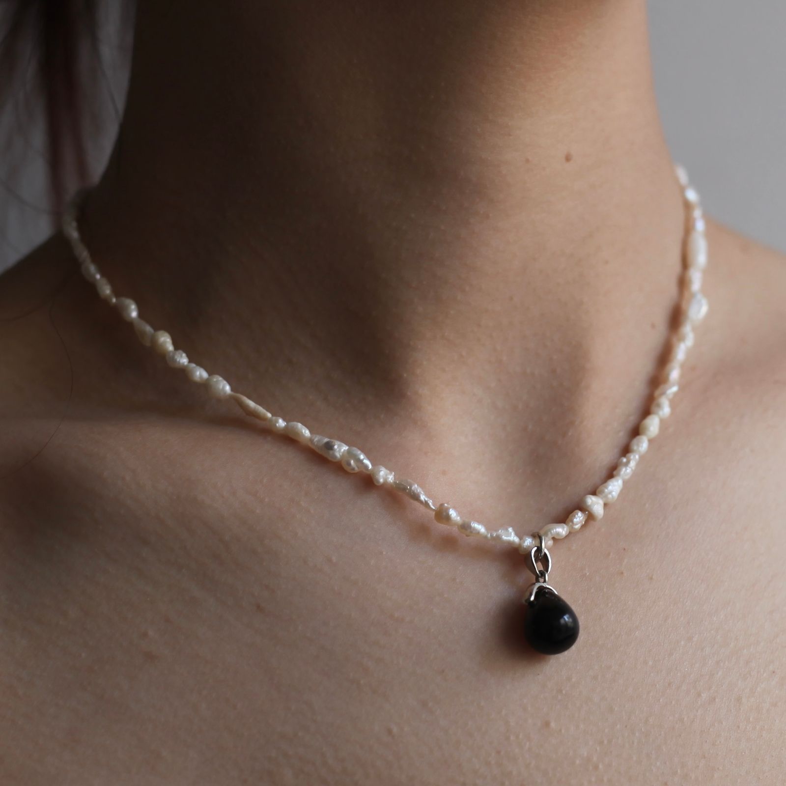 【残り一点】Onyx Top Baroque Pearl Necklace