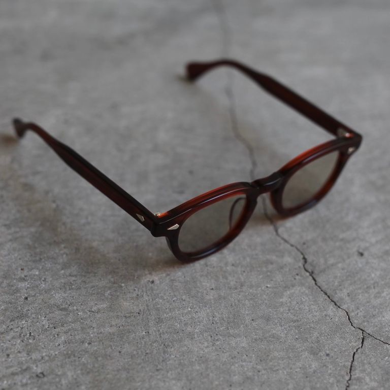 レンズ：LIGHT BROWN