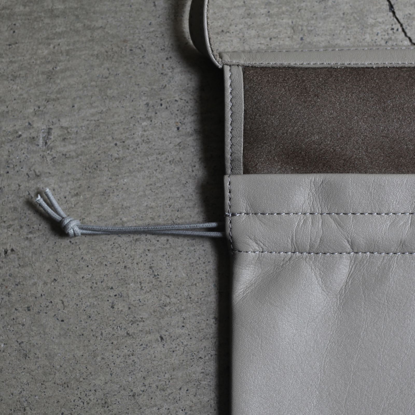 【残りわずか】Cow Red Cross Bag Small(OAK)