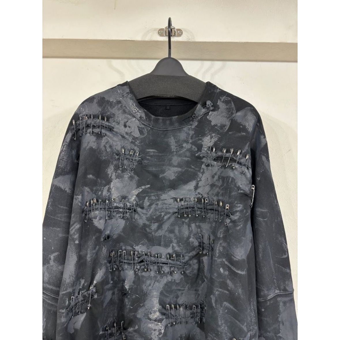 【残り一点】Crack Paint Safety Pin Pullover Sweat