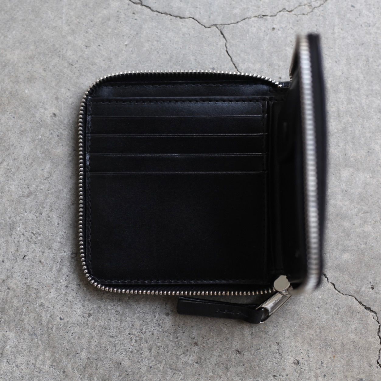 【再販売通知受付可能】Patina Zip Compact Bifold