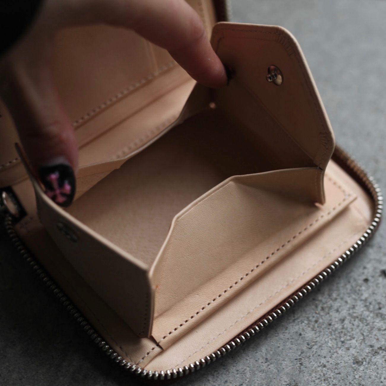 【再販売通知受付可能】Square Zip Purse(TAN)