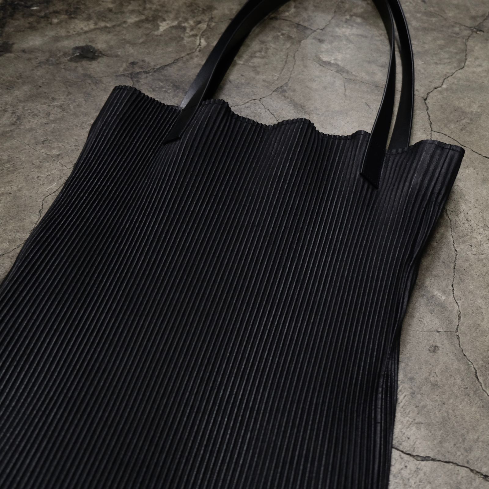 【お取り寄せ注文可能】Pleated Leather Tote Bag