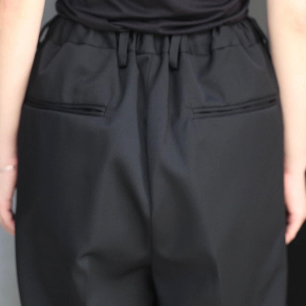 【残りわずか】Two Tuck Easy Trousers(2/90 WOOL GABARDINE)