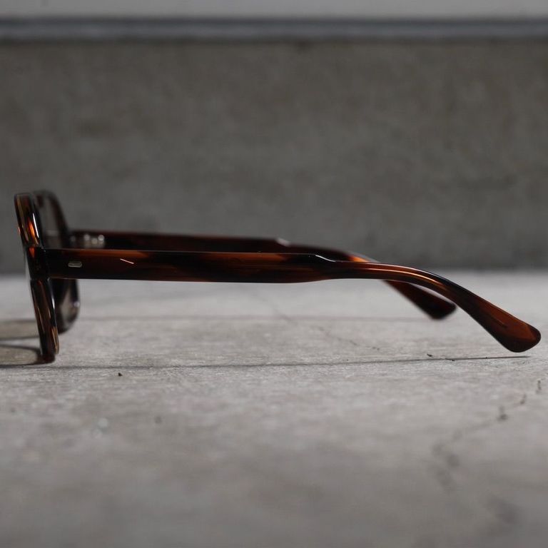 レンズ : LIGHT BROWN
