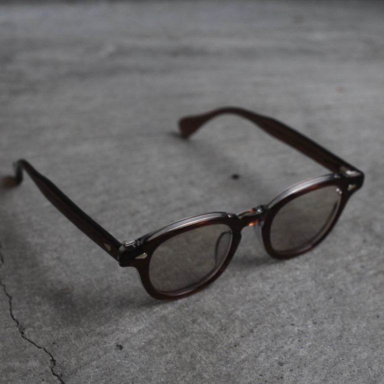 レンズ : LIGHT BROWN