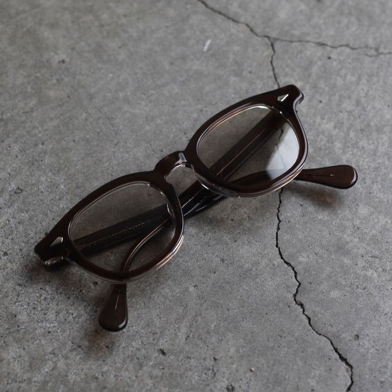 レンズ : LIGHT BROWN
