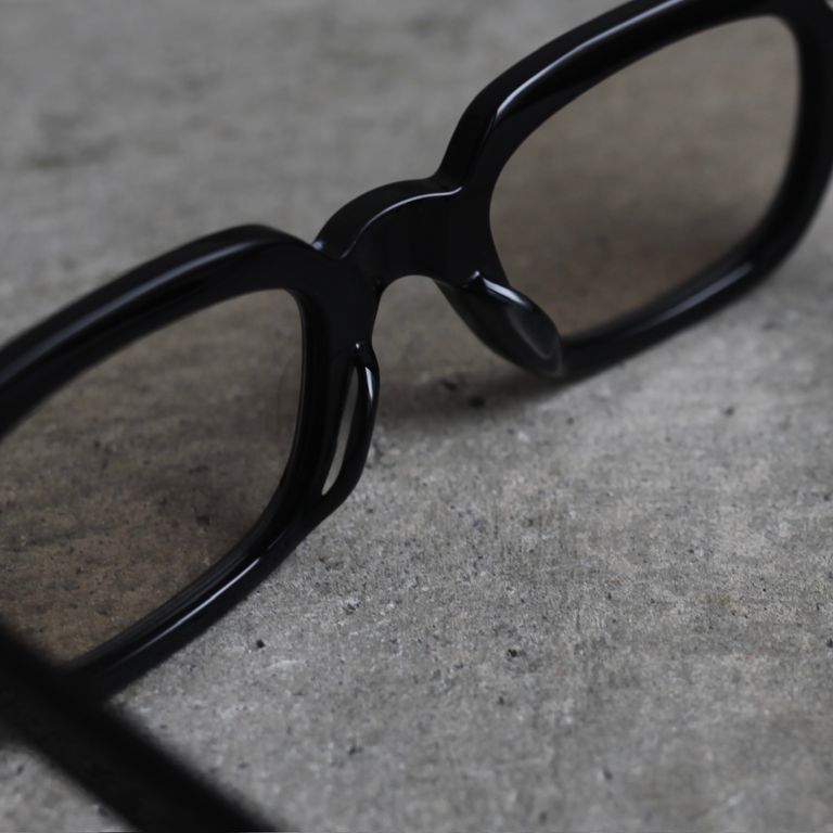 レンズ : LIGHT BROWN