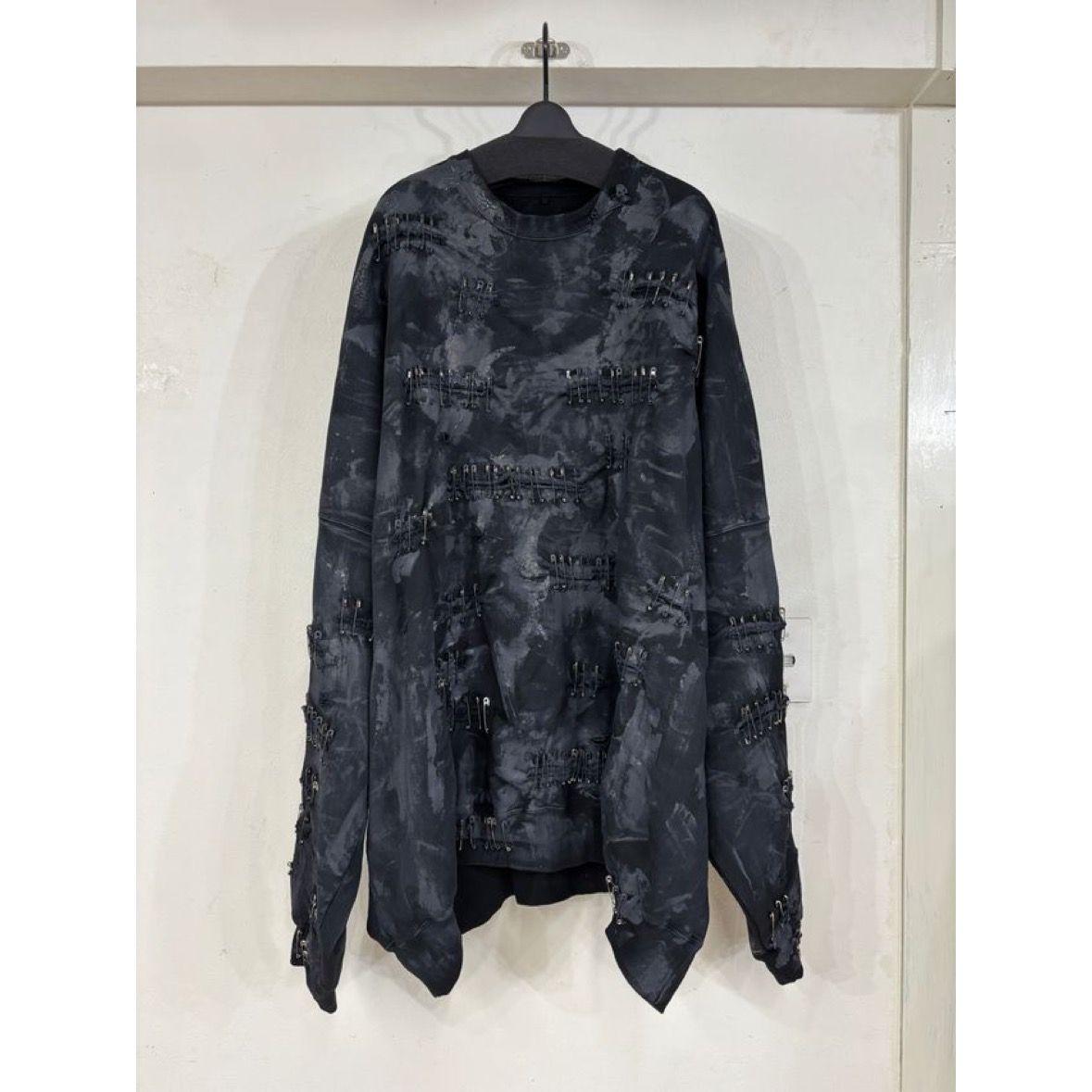 【残り一点】Crack Paint Safety Pin Pullover Sweat