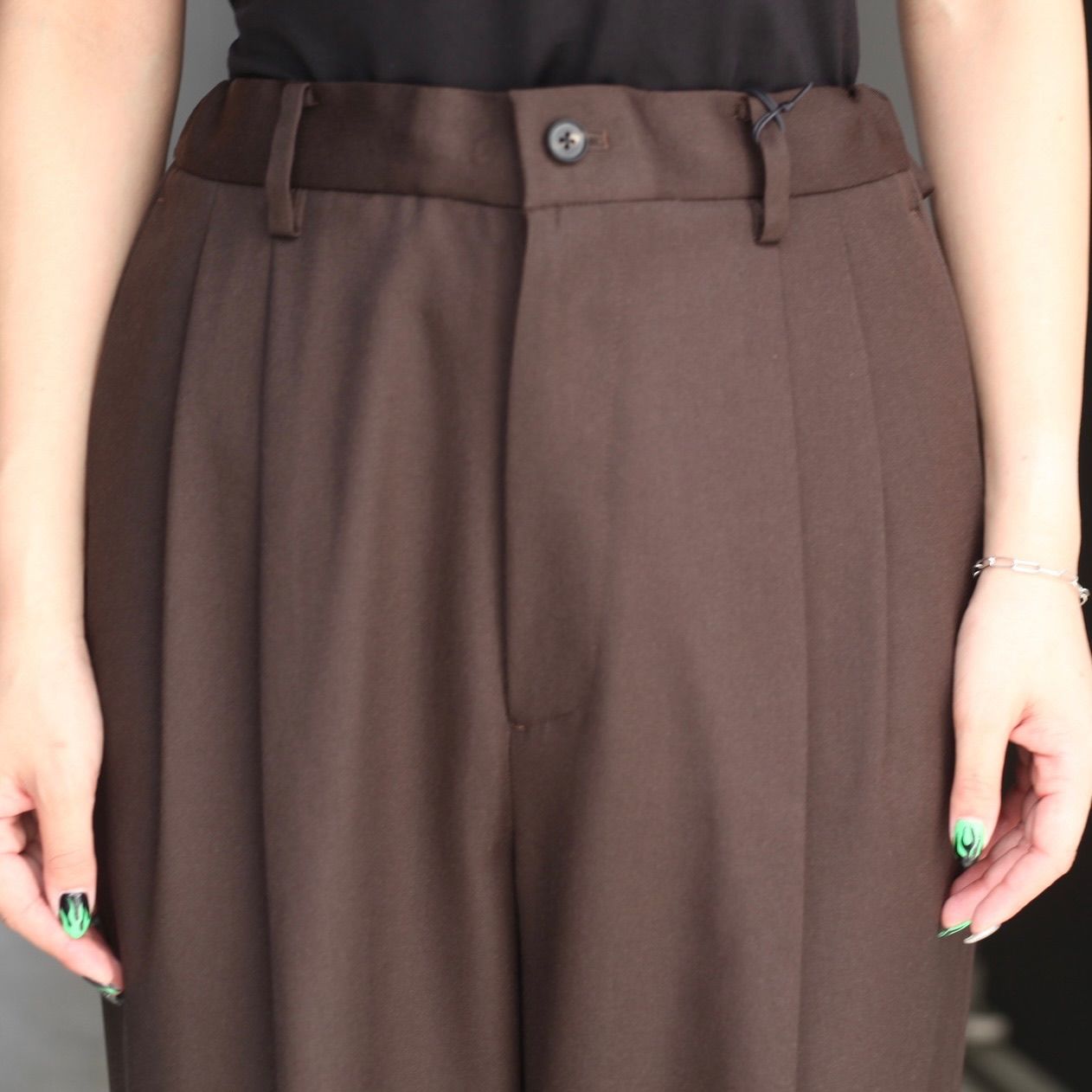 【残りわずか】Two Tuck Easy Trousers(2/60 WOOL GABARDINE)