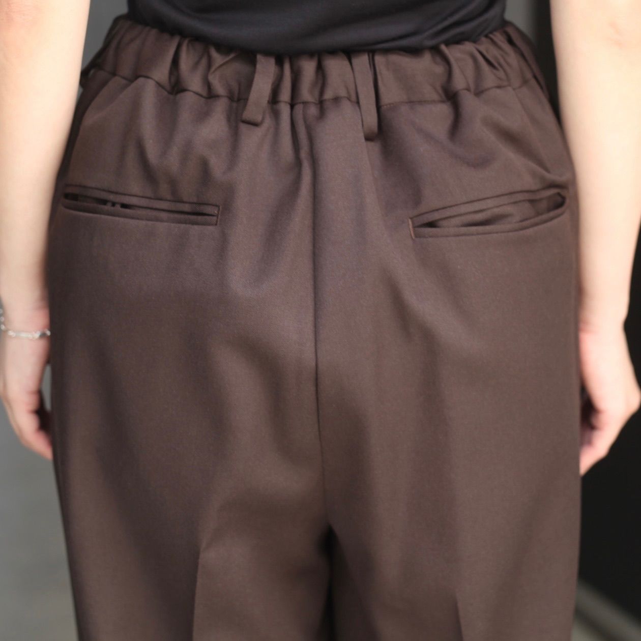 【残りわずか】Two Tuck Easy Trousers(2/60 WOOL GABARDINE)