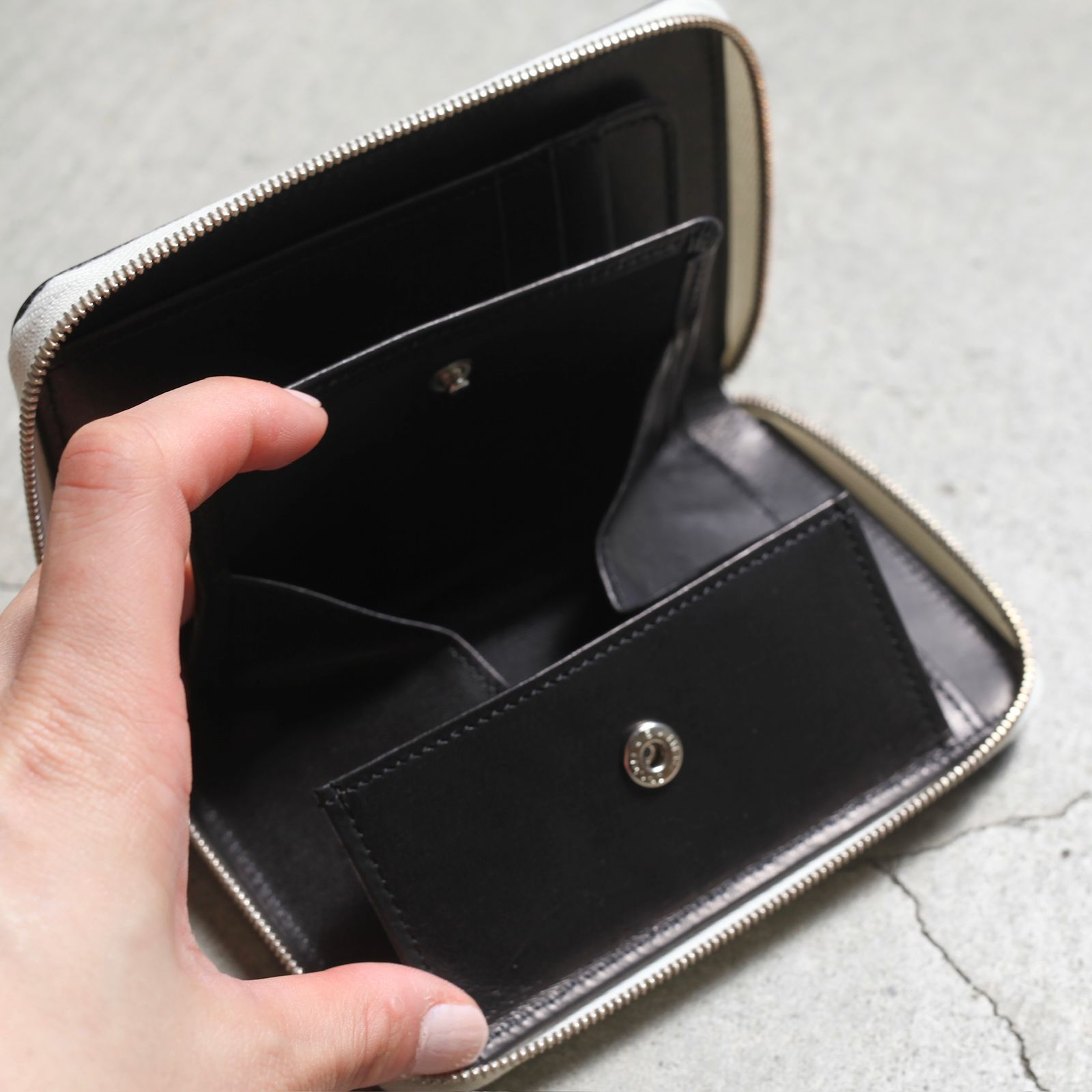 【残り一点】Round Midle Purse(KIP)