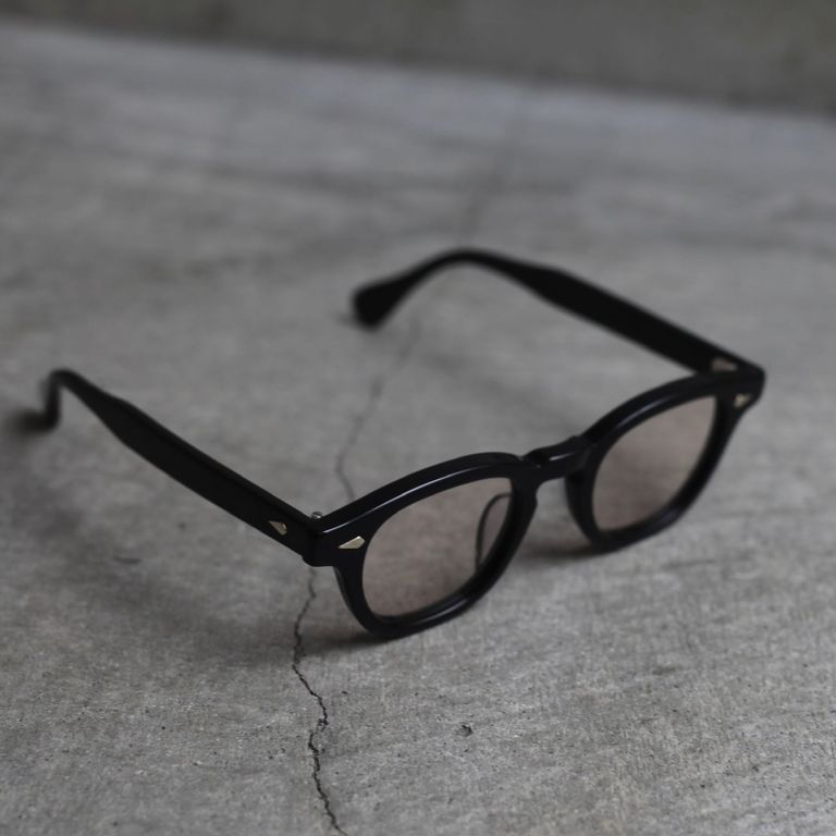 レンズ : LIGHT BROWN