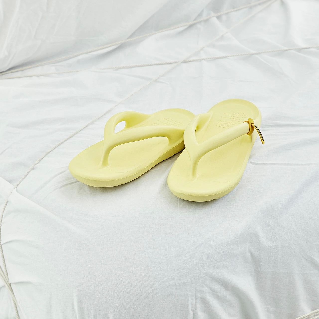 サンダル・ミュール ^TAW&TOE^ Zerovity OG Lemon Butter Z-FF-LBAJ New TAW&TOE FLIP FLOP ZEROVITY OG LEMON BUTTER Z-FF-LBAJ