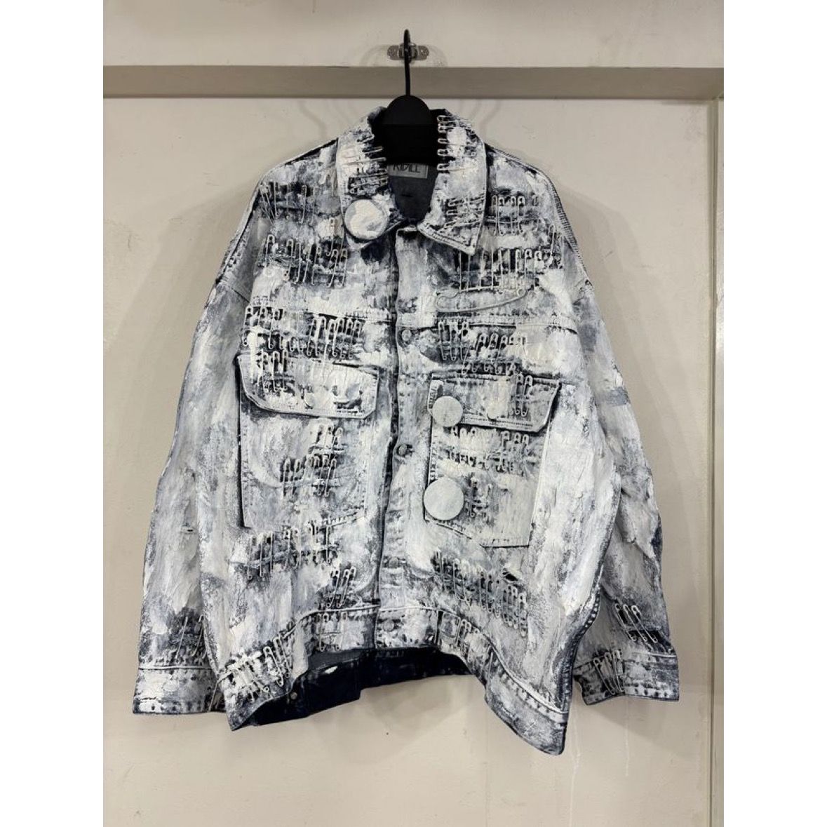 【残り一点】Crack Paint Safety Pin Denim Jacket