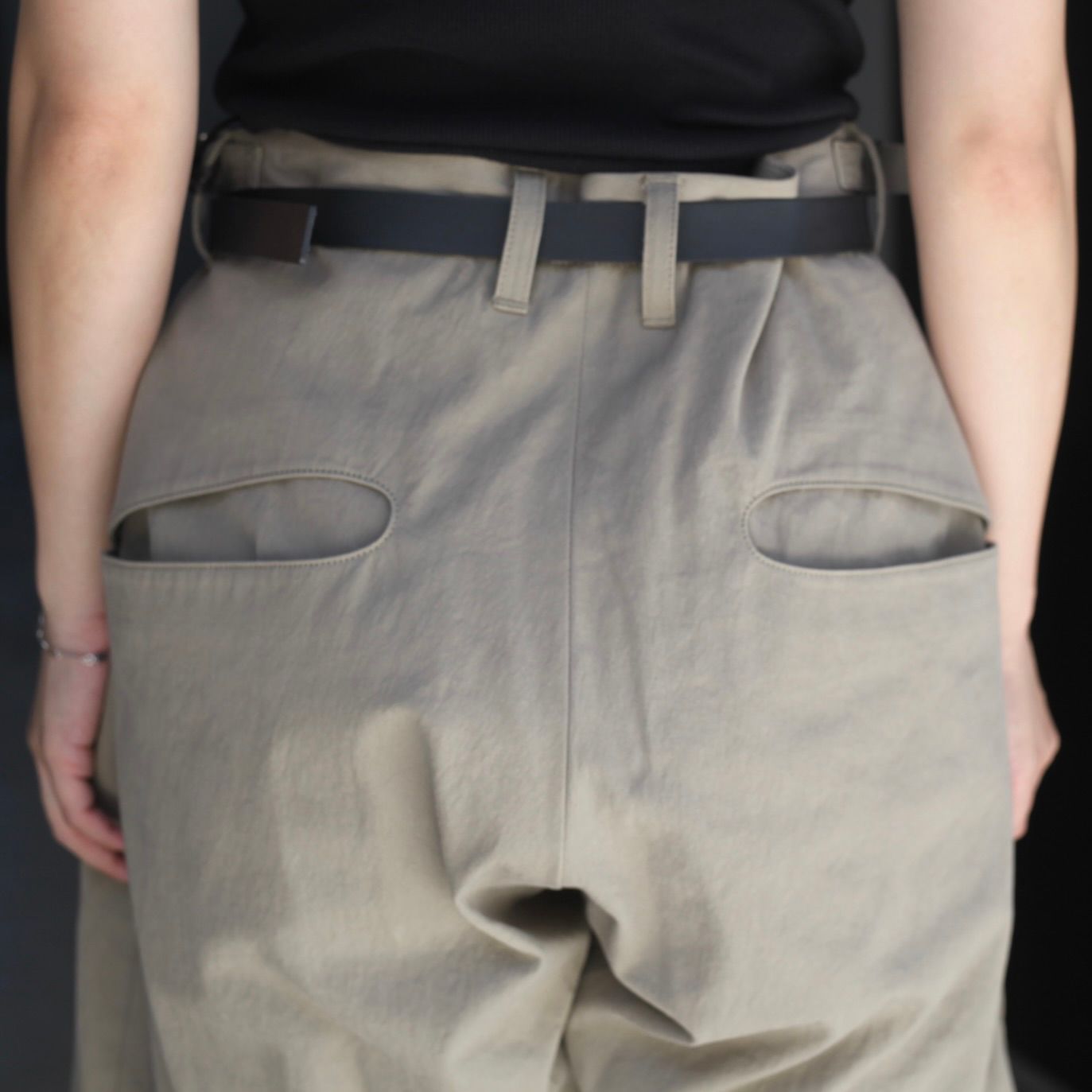 【残り一点】2Tucked Curved Leg Trousers