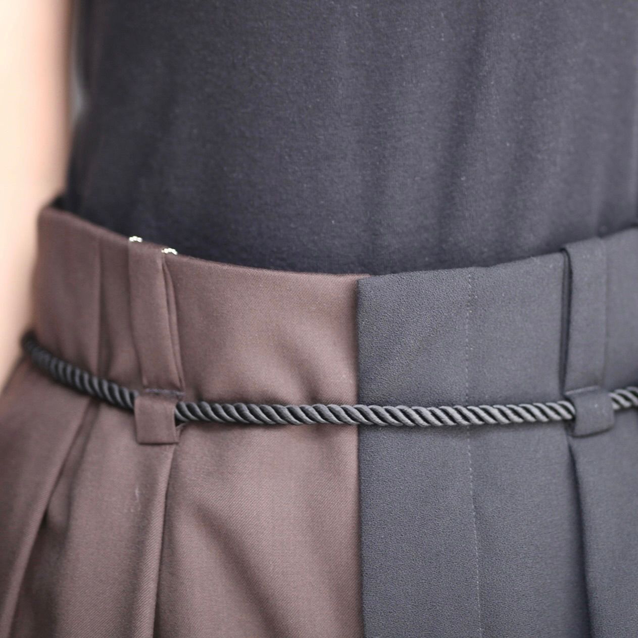 【残り一点】Bicolor Squeeze Slacks