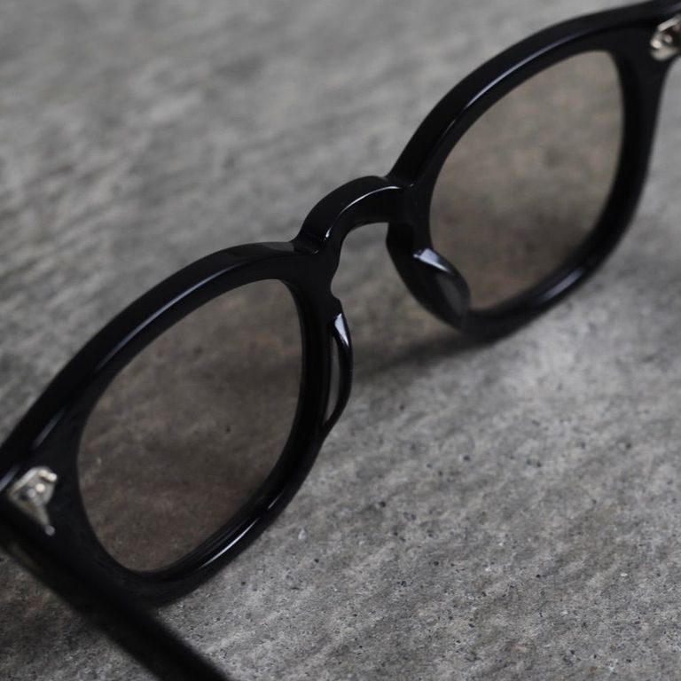 レンズ : LIGHT BROWN