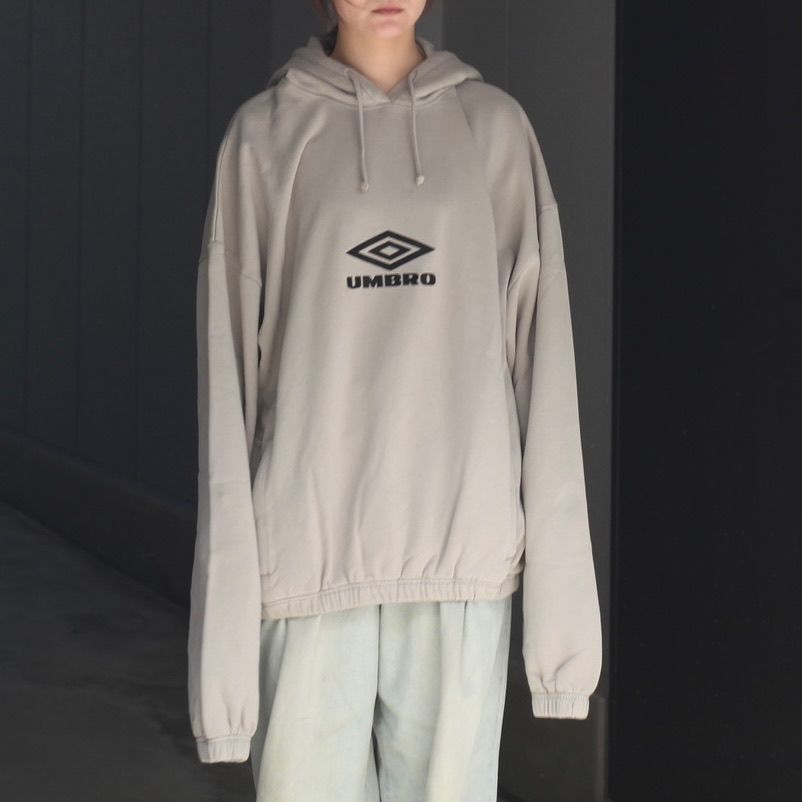 【関税込み】Umbro トープ OG Logo Mask フーディ Umbro: Taupe OG Logo Mask Hoodie | SSENSE