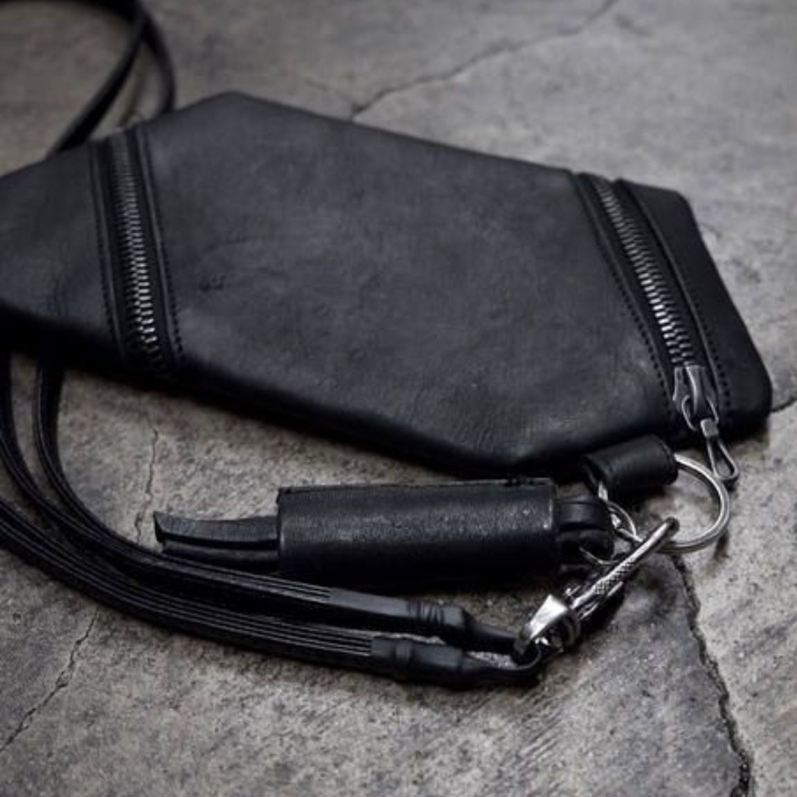 【お取り寄せ注文可能】Twist Zip Neck Pouch