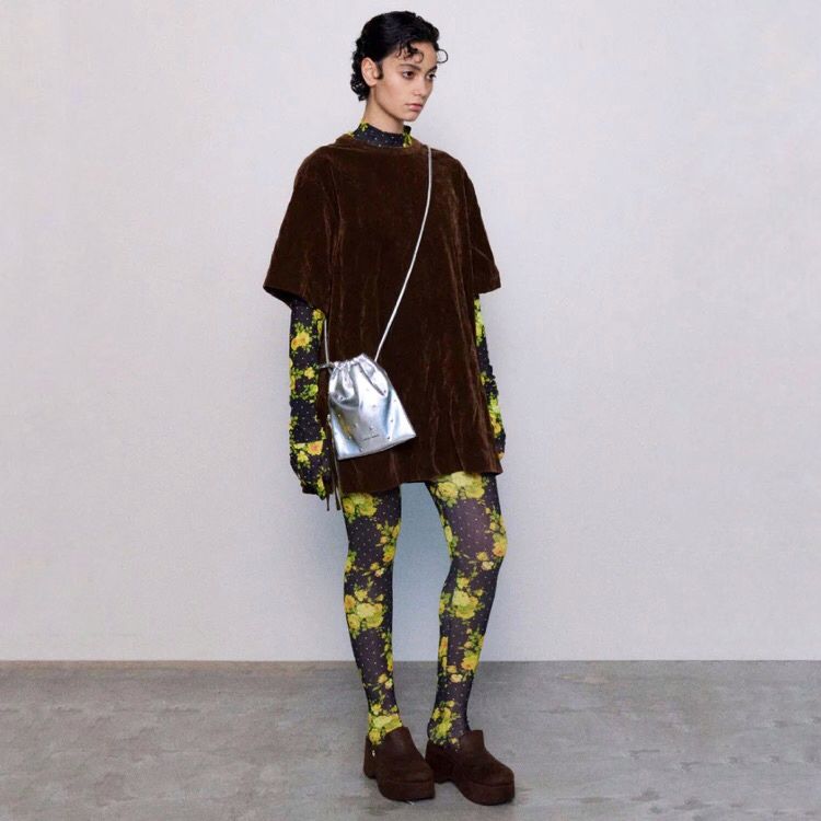 【残り一点】Studs Drawstring Mobile Tote Bag