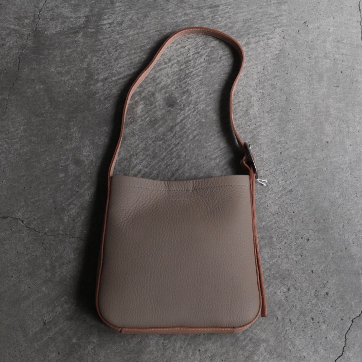 【再販売通知受付可能】One Side Belt Bag Petit(BEIGE)