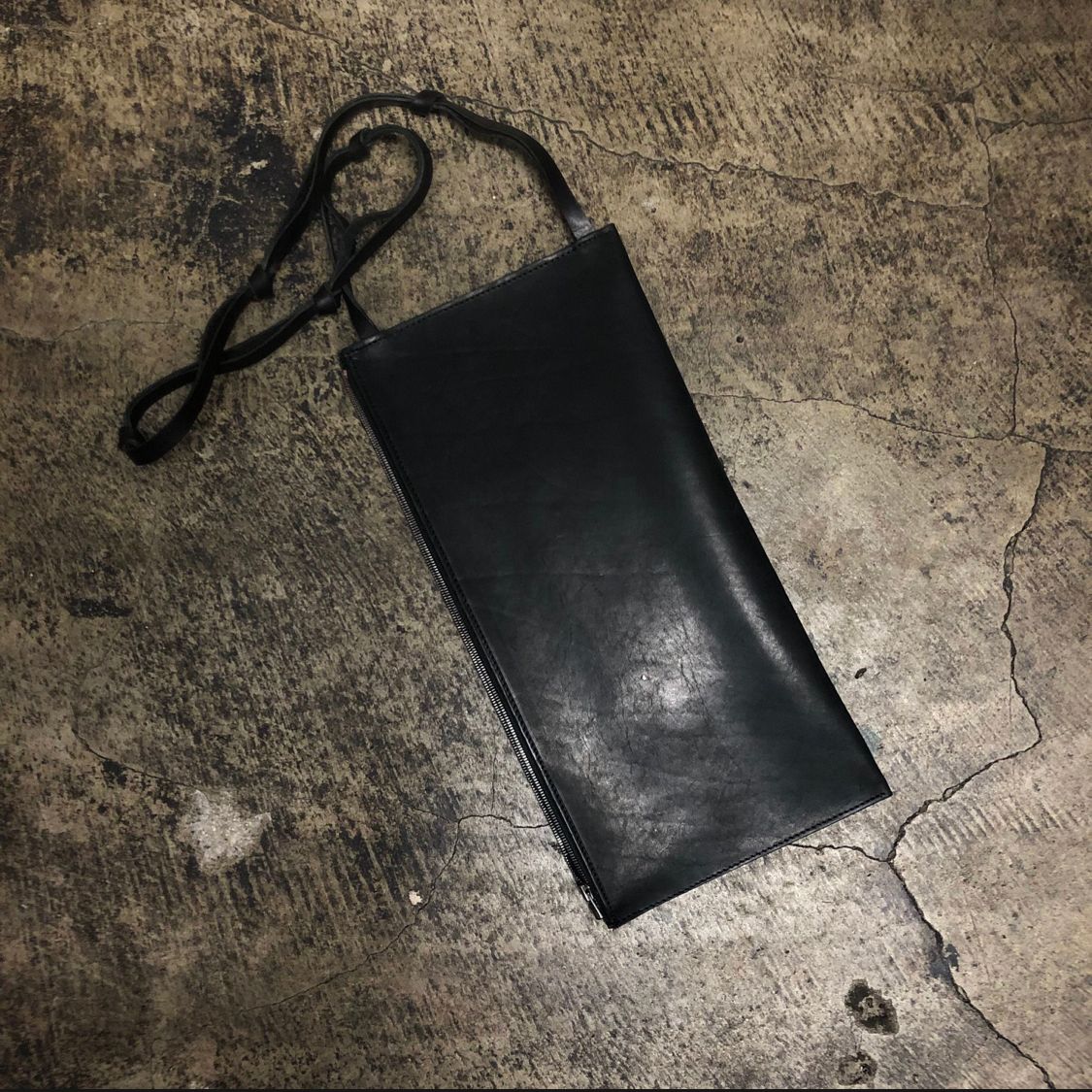 【お取り寄せ注文可能】Tangled Strap Clutch Bag