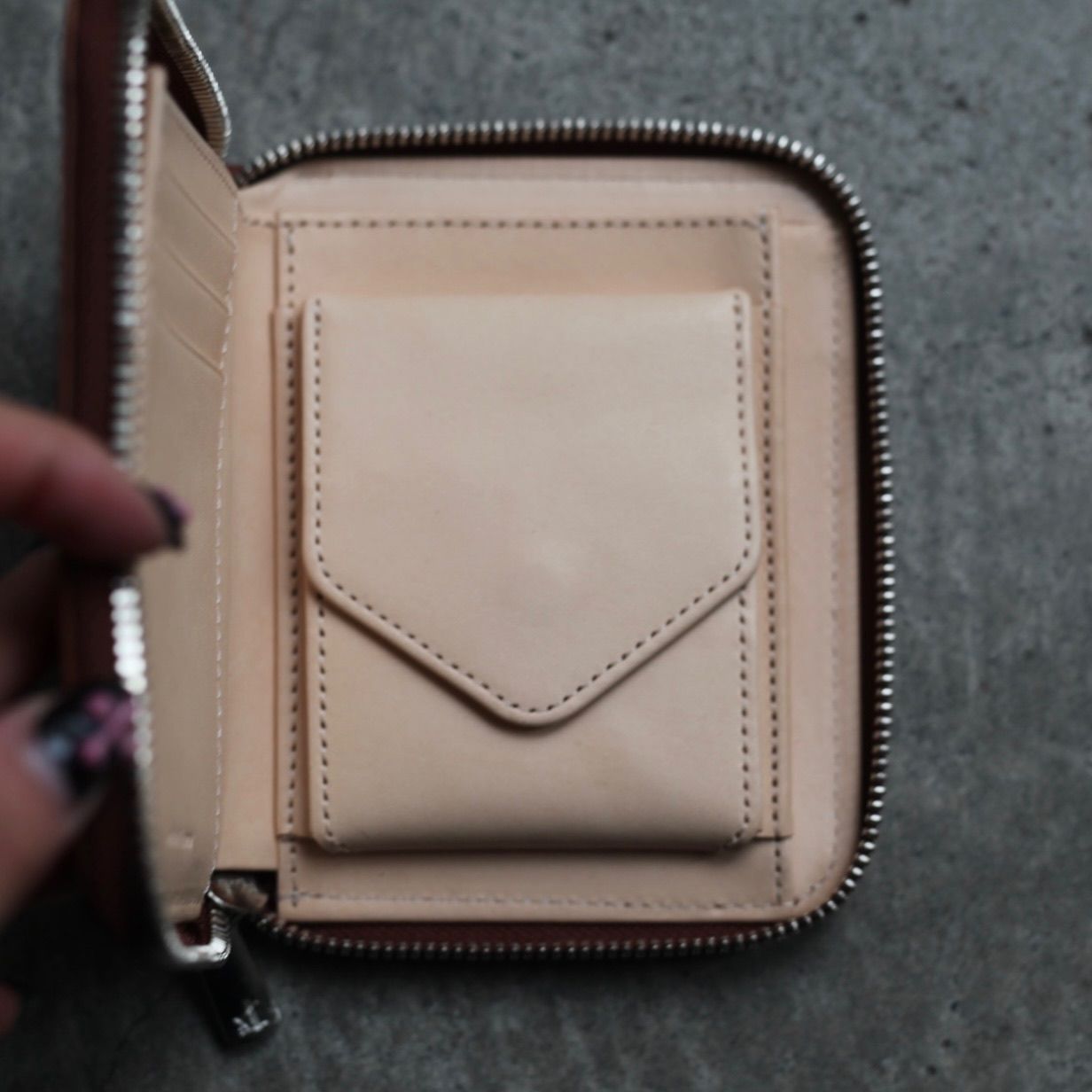 【再販売通知受付可能】Square Zip Purse(TAN)