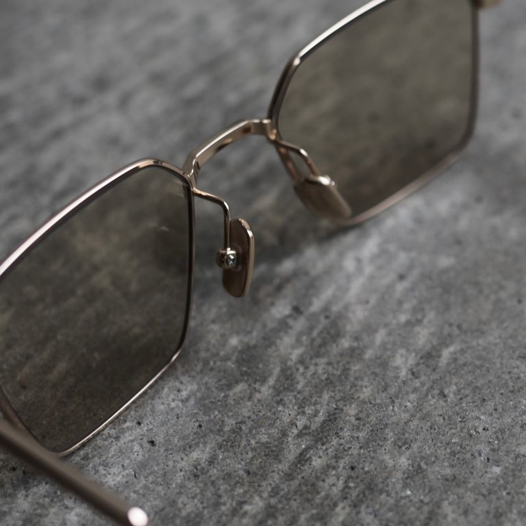 レンズ：LIGHT BROWN