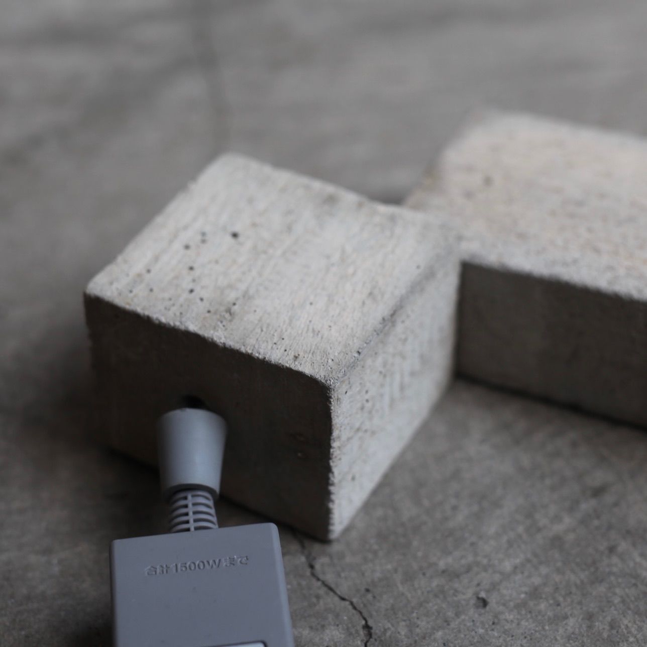 【残り一点】Cable Jewelry Concretebricks Multiplug_0.7m(WOOD IMPRINT)