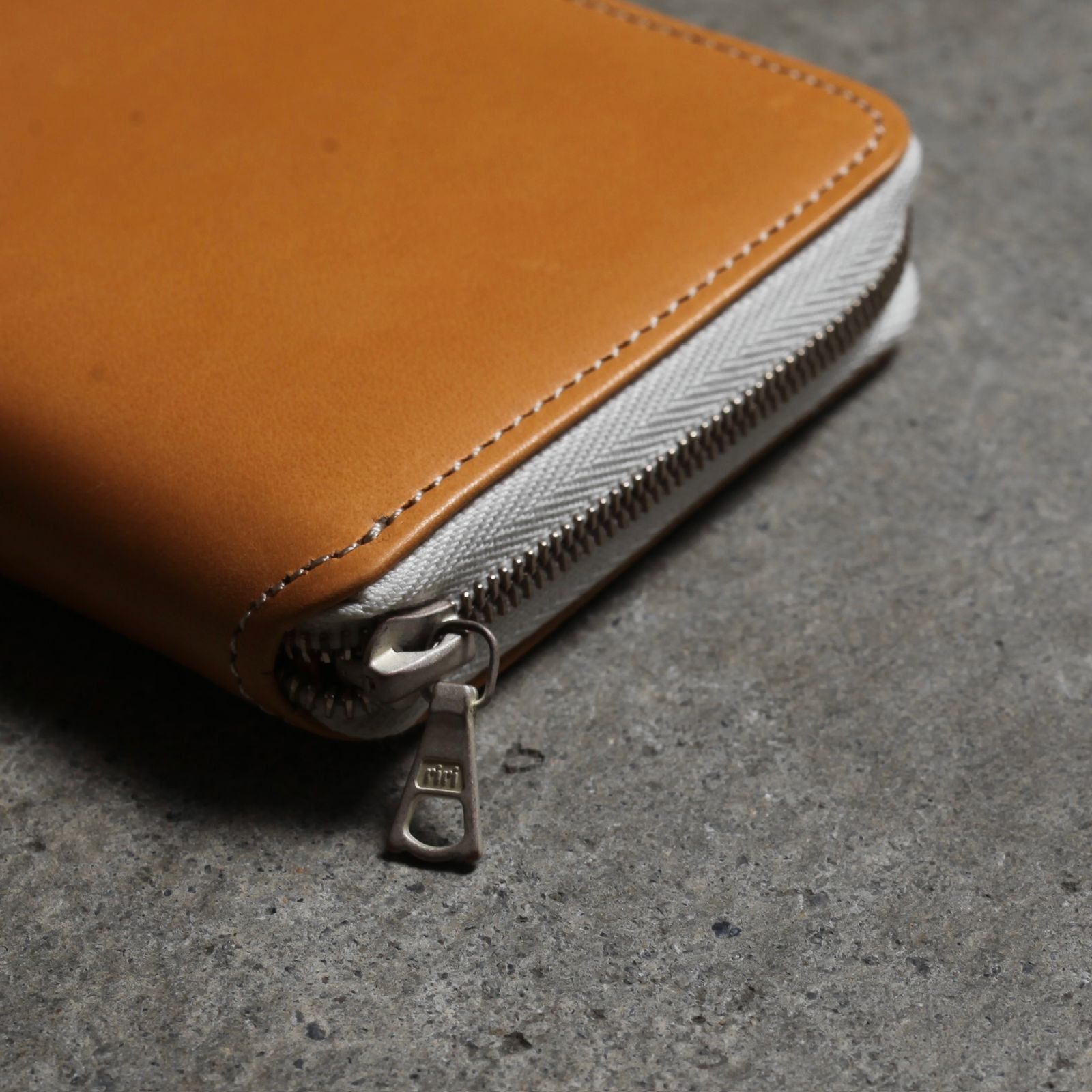 【残り一点】Round Midle Purse(KIP)
