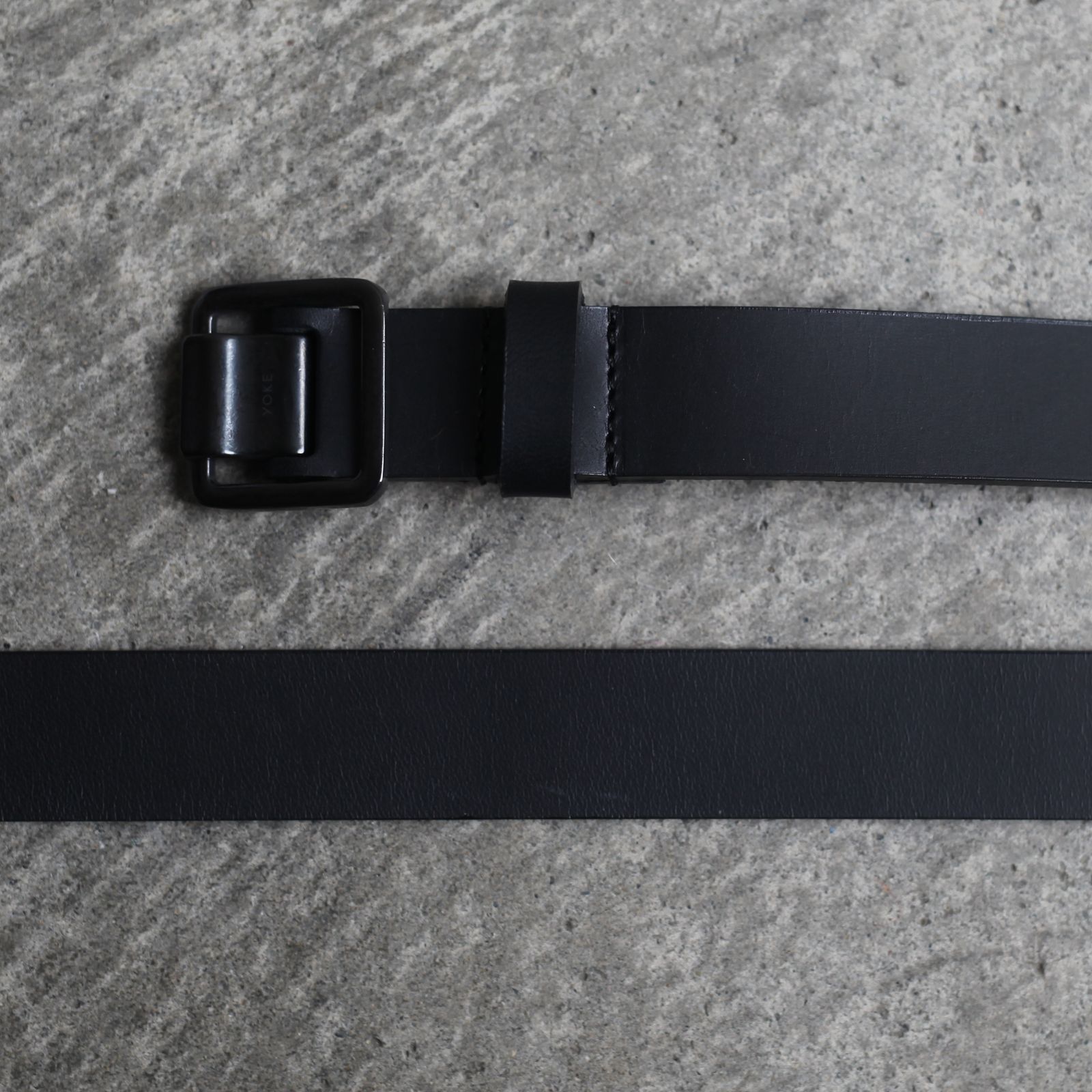 YOKE - 【残りわずか】Narrow Leather Belt(BLACK×BLACK) | ACRMTSM 
