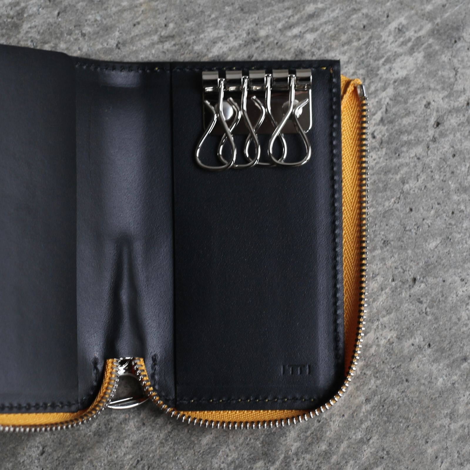 【残りわずか】Cristy Keycard WLT(BRIDLE)