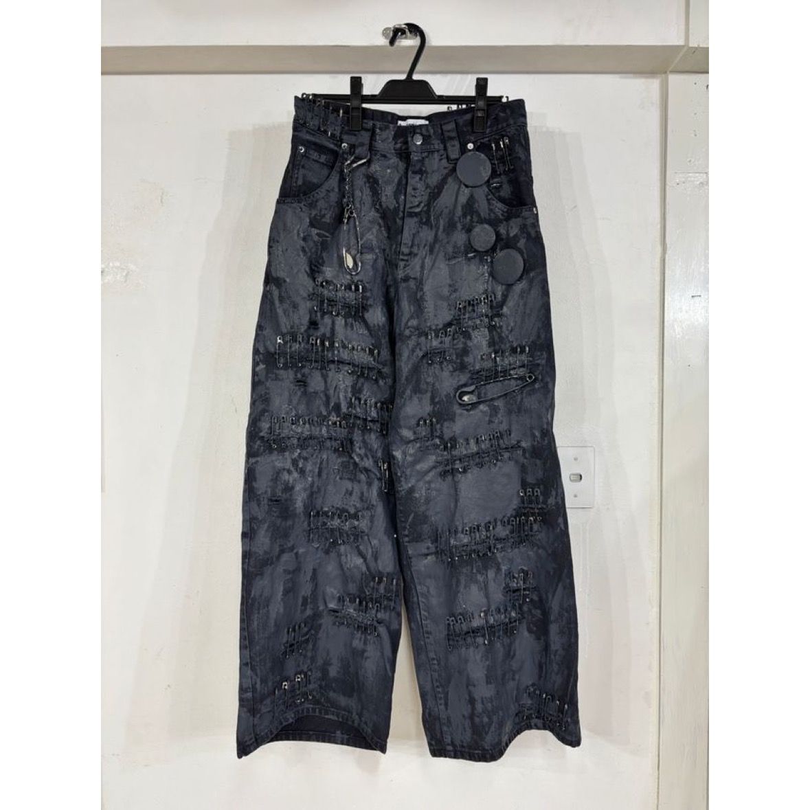 【残り一点】Crack Paint Safety Pin Denim Pants