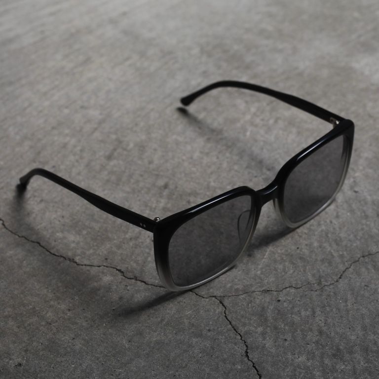 レンズ : LIGHT GREY
