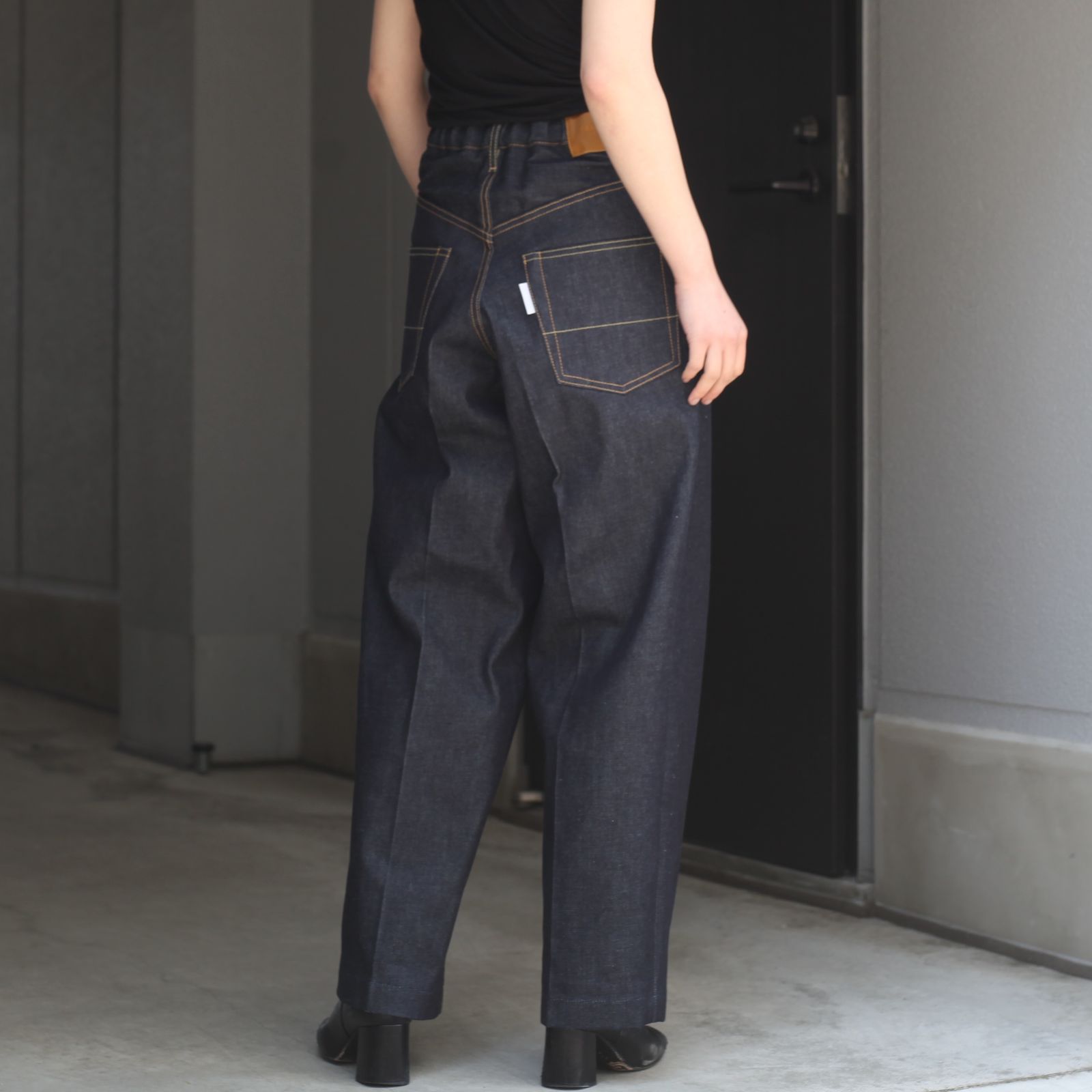 小さく畳んで発送致します新品未使用　NEONSIGN  wide denim slacks サイズ46