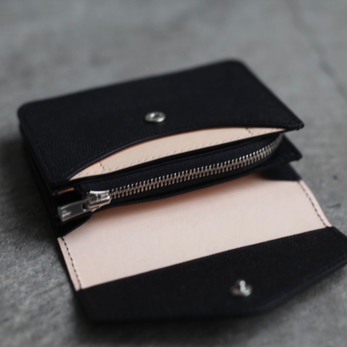 Hender Scheme パスポートウォレット ブラックレザー Hender Scheme(エンダースキーマ) Round zip leather compact