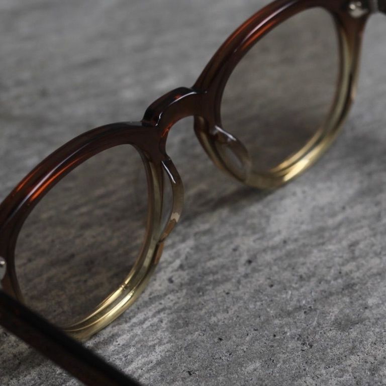 レンズ : LIGHT BROWN