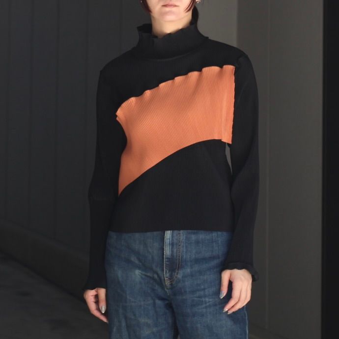 【残り一点】Spiral Wave Long Sleeve Top High Neck Type