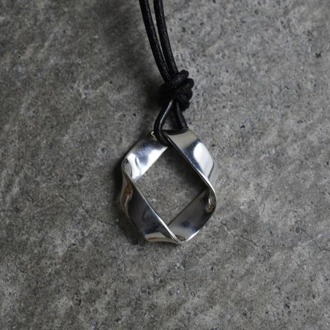 【残り一点】Twist Curve Leather Necklace(BLACK LEATHER×SILVER)