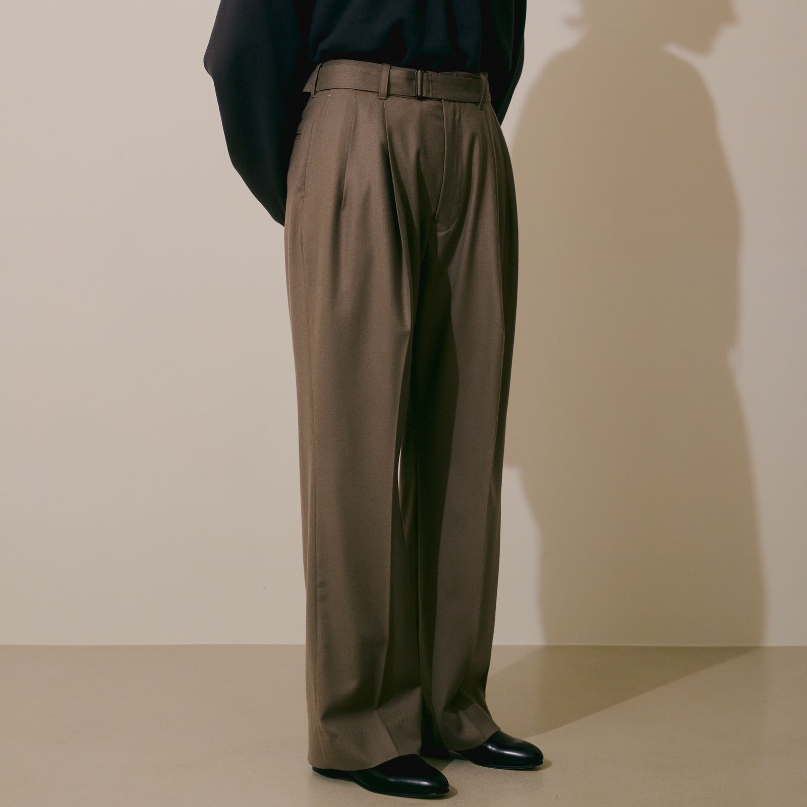 YOKE BELTED 2 TUCK WIDE TROUSERS - スラックス