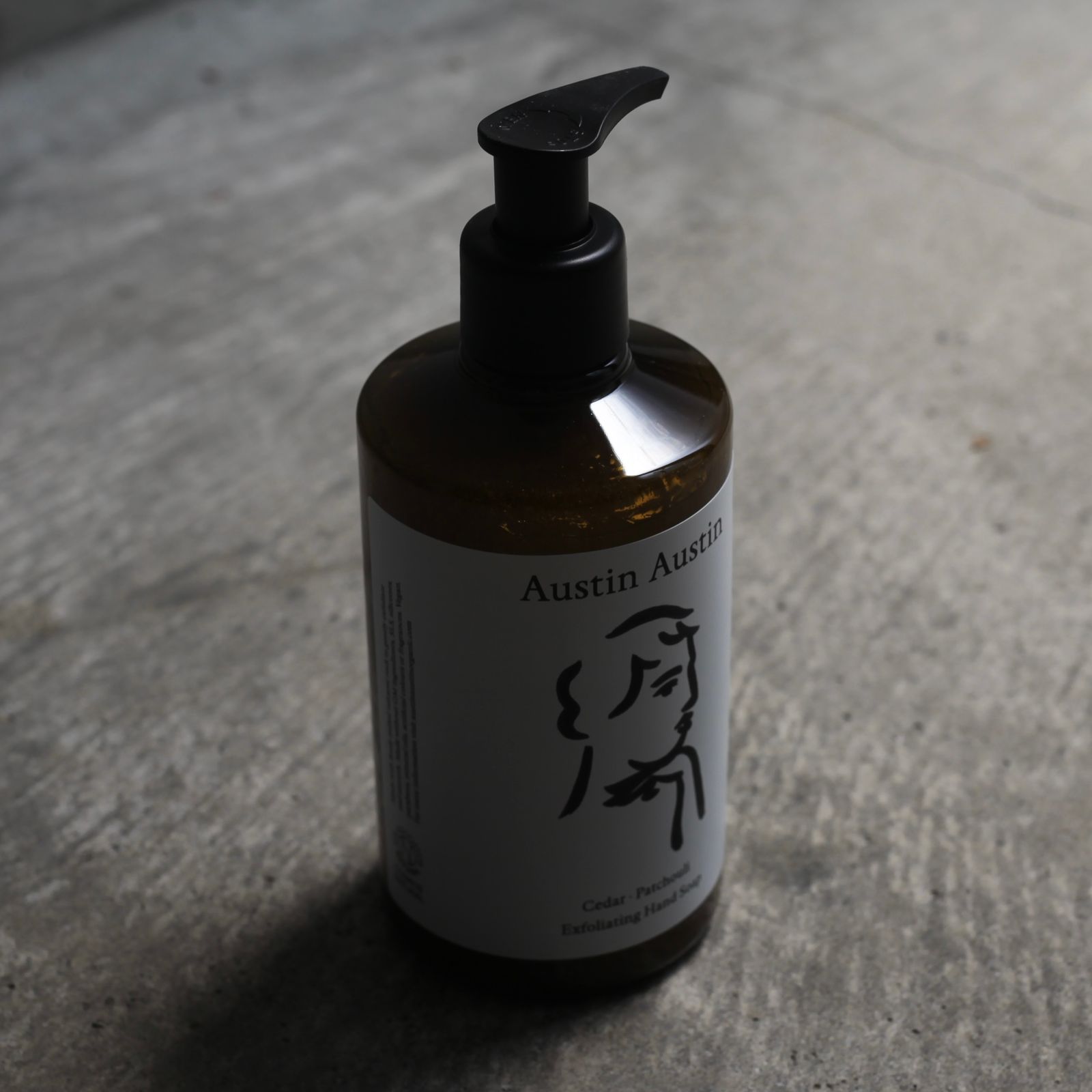 【残りわずか】Cedar & Patchouli Exfoliating Hand Soap(300ml)